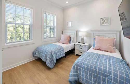 Seabreeze Haven 6 - Steps to Beach, Pet-Friendly, Pool, Fast WiFi - Photo 21