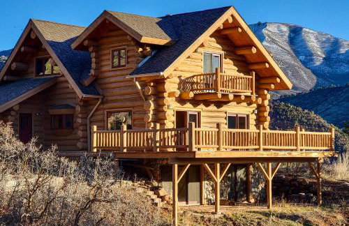 Mountain Retreat w/ Deck: Ski, Soak, Golf & Hike! - Foto 1