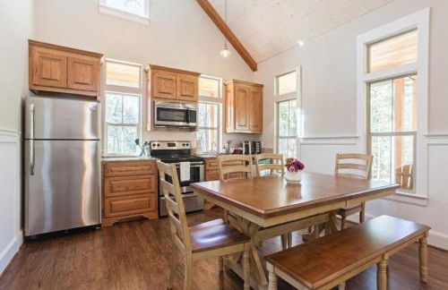 Victorian Cabin Rental with Outdoor Fireplace and Bearpen Creek Views near Dallas, Texas - Foto 13