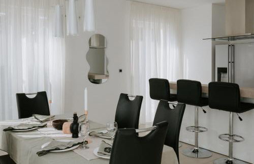 Villa Oleander by Domus Mirus - Rooftop Cinema & Pool & 6min Walk to Beach - Photo 3