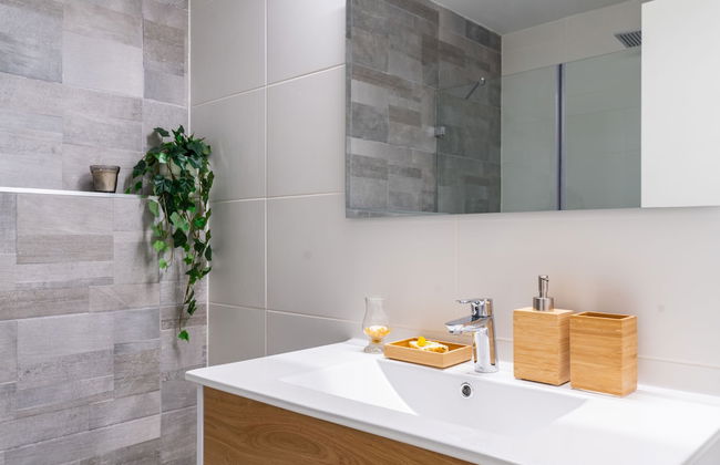 Sunlit Urban Escape with Balcony by Sea N Rent - Foto 31