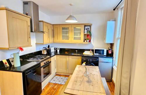 Lovely 1 Bed Apartment a step to Zone 2 Station - London - Foto 3