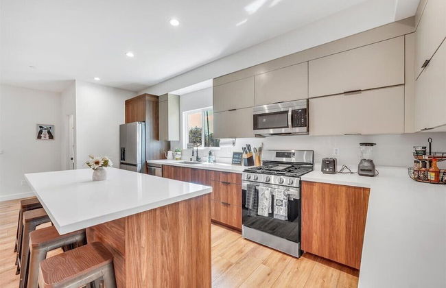 Luxurious Townhome - Photo 13