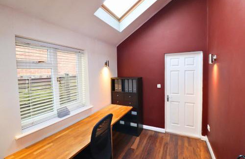 Binfield - Spacious Luxurious Four Bedroom House - Photo 8