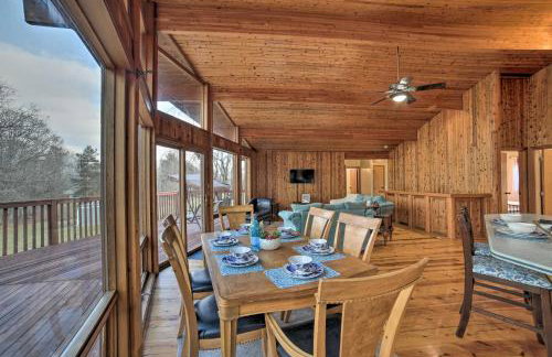 Grand Escape w/ Deck, Game Room, Nature View! - Foto 13