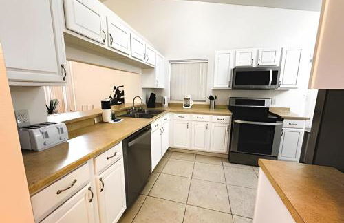 Lakeside Pool Home, Games close to Disney & Malls - Foto 8