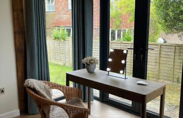 The Acorn Goodwood luxury lodge house 10 minute walk from Goodwood Festival of Speed - Foto 34