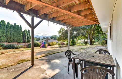 Serene Forest Grove Home with Deck and Stunning Views! - Foto 28