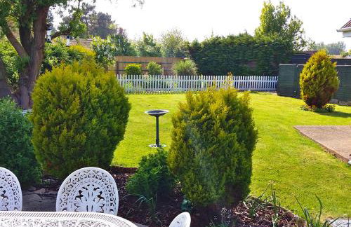 Stunning Holiday Cottage nr Skegness in Sunny Chapel St Leonards Just mins from the Beach & Attractions - Perfect for Couples & Family's who love to Relax but want Exciting Adventures nearby! Large Pet Friendly garden! - Photo 4