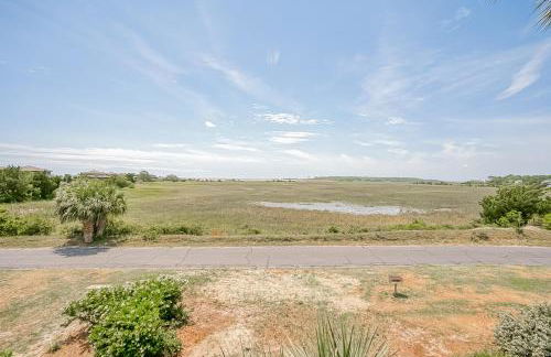 NEW LISTING! Two Bedrooms in A Building with Marsh and Ocean Views - Foto 21