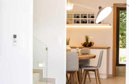 Vasilios Villa, with Pool, Gym & Close to Beach, By ThinkVilla - Foto 49