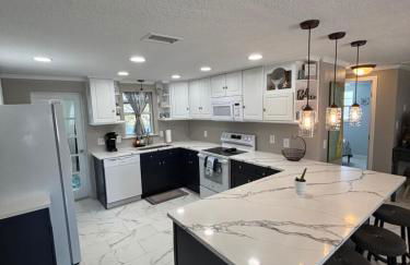 Gorgeous Seaside Seashell Cottage! - Photo 12