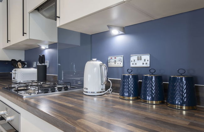 Elliot Oliver - Luxury 3 Bedroom Town Centre Apartment With Parking - Photo 11