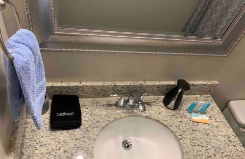 Cozy 3 Bed 2 Bath Apartment, Near Shopping Plazas, Expressway and Free Parking - Photo 15