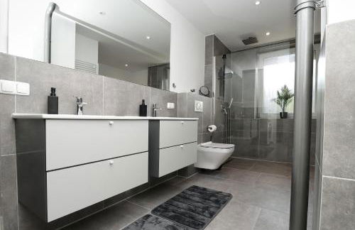 LIGHTPLACE • Große Unterkunft • 3 Schlafzimmer • Boxspring • Smart TV • Biergarten • Restaurant - Foto 45