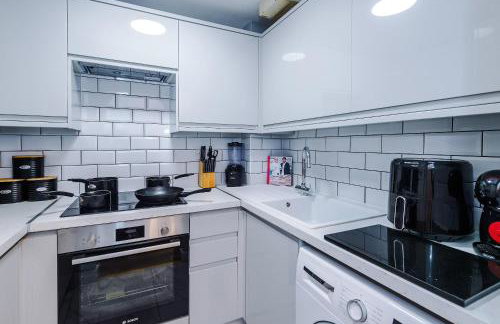 Long Stays Offers , New 2 Bed APT , Sleeps 3 , Wigan , Perfect for Relocations , Contractors , Families - Photo 17