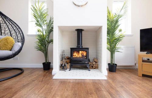 JOIVY Greenknowes Cottage with Hot Tub & Fireplace - Photo 7