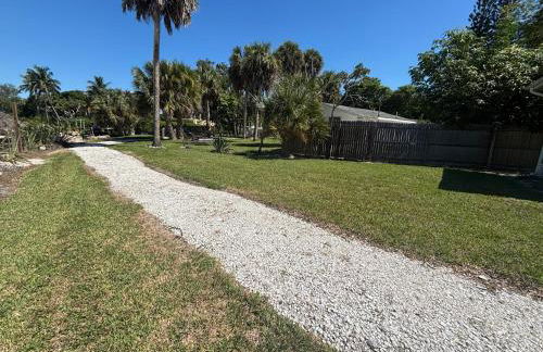 Dolphin Updated Cottage On River - 1 Mile to Beach Kitchen Washer Dryer - Foto 26