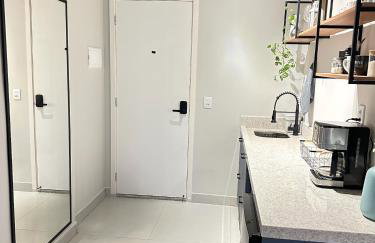 Studio Premium - Perto de Tudo - Vista Livre - Estacionamento privativo e Portaria 24h - Wi-Fi 600mbps - Foto 20