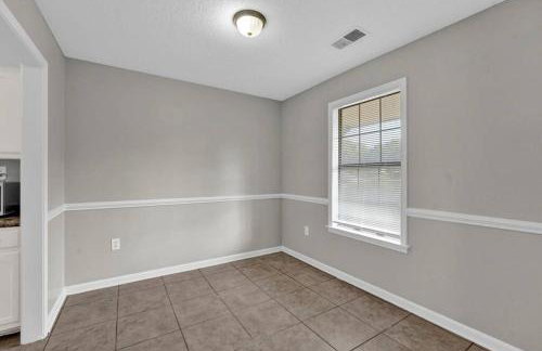Glamorous 3BR 2BA house w/ large fenced backyard - Foto 6