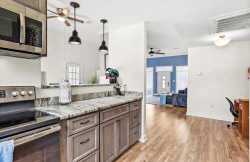 Endless Summer Retreat with Private Pool near Beach - Foto 17