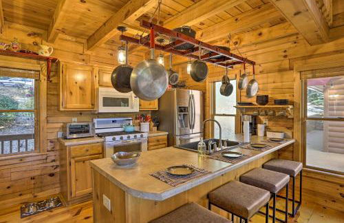 Lovely Log Cabin and Bunkhouse with Views and Yard! - Foto 10