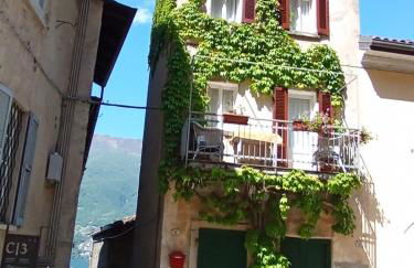 tower house in a medieval village - Foto 1