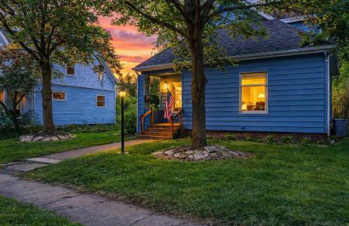 Blue & Gold Retreat sleeps 14 Minutes from ND - Photo 50