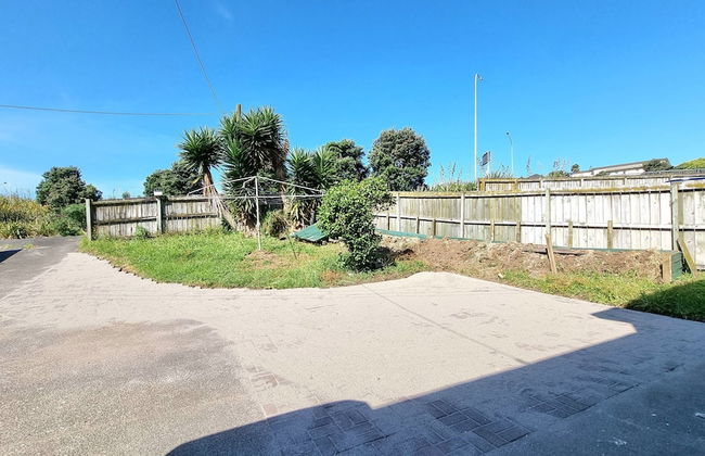 Lovely 2- Bedroom Unit with Free Parking - Photo 20