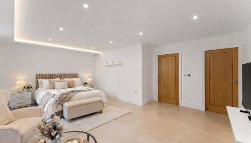 Exquisite 4BR Designer Home with Smart Features, Free Parking & SkyStream - Sleeps Up To 10 in Gerrards Cross SL9 - Foto 2