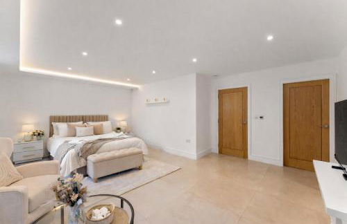 Exquisite 4BR Designer Home with Smart Features, Free Parking & SkyStream - Sleeps Up To 10 in Gerrards Cross SL9 - Photo 2