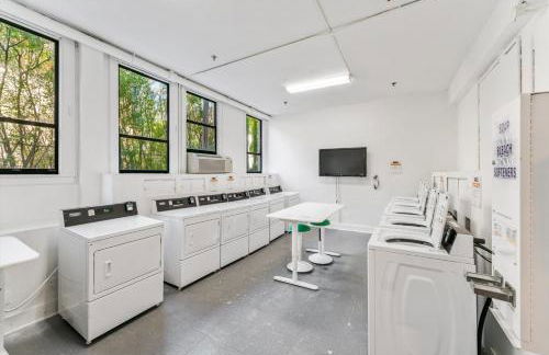 2BR Beachside Retreat with Pool - Foto 37