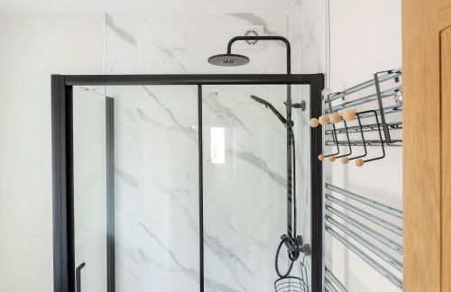 Lovely 2 Bedroom House - Free Parking - Accommodation near QMC Hospital & University of Nottingham - Suitable for Short Stays & Long Stays - Photo 22