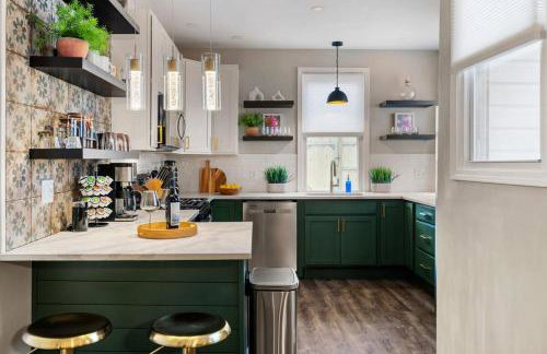 Chic Home with Large Private Yard! Hot Tub, Close To Downtown - Foto 10