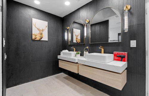 Entire Private Home with 4 Bedrooms 3 Bathrooms, Big Yard, View, , King Bed, 10 Parking, Available Now - Foto 68