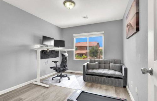 4BR Family Oasis with Gym and BBQ Near Vegas Strip - Photo 2