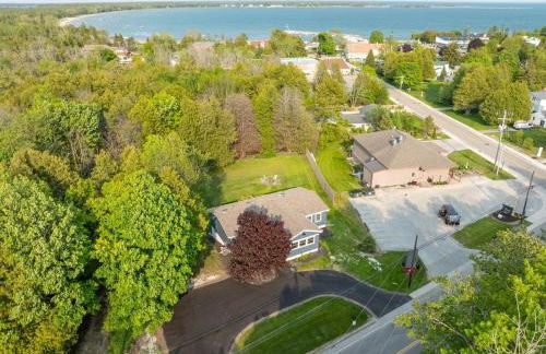 New Baileys Harbor Home, 1 block DT with Huge Yard - Foto 1