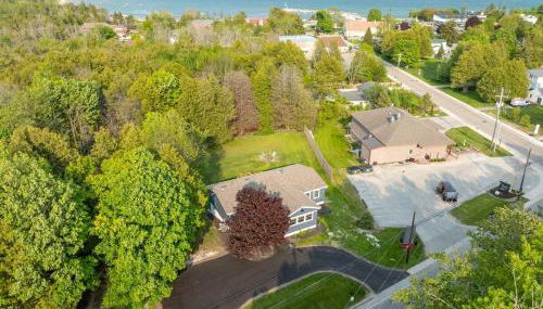 New Baileys Harbor Home, 1 block DT with Huge Yard - Foto 1