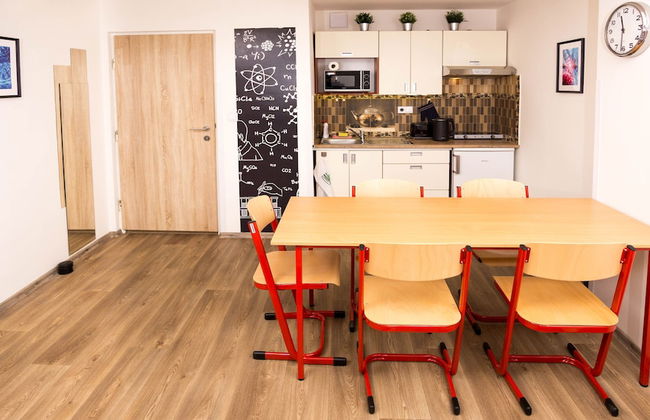 School Apartment by metro stop Vyšehrad - Foto 21