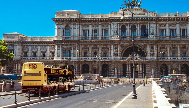 Autobus turistico di Roma - Foto 3, L'autobud passa accanto alla Corte Suprema di Cassazione di Roma