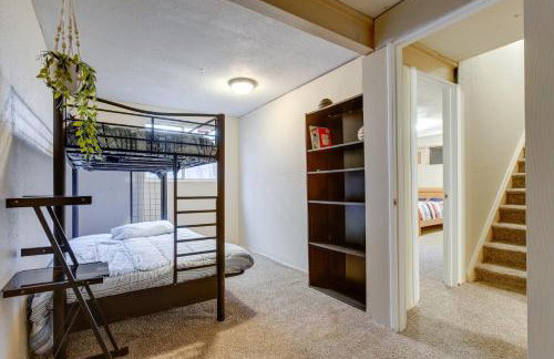 Spacious Aurora Retreat w/ Game Room + Hot Tub! - Foto 24