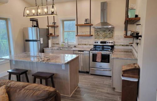 Modern, bright & calm 1 BR / 1 bath farm retreat - Photo 1