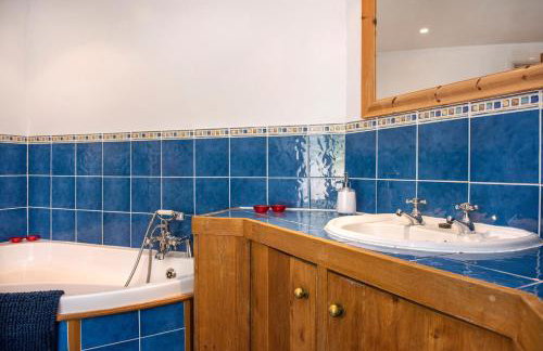 Drake Cottage with Hot tub - Photo 17