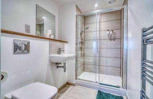 2-BR Near Salford Royal - City & Town Centre View - 1 Minute to Train & Tram Station - Sleeps 6 - Foto 46