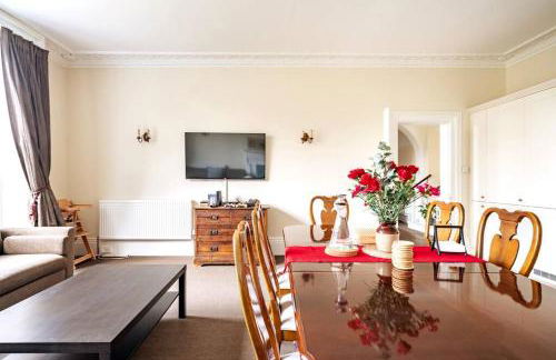 Perfect Family & Friends Home, Free Parking Security Onsite - Photo 9