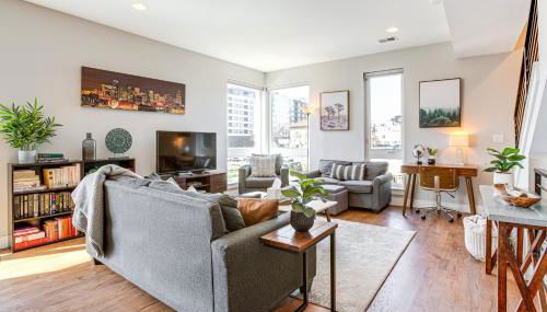 Walk to Mile High Stadium Modern Denver Townhome - Foto 5