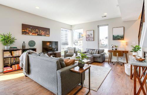 Walk to Mile High Stadium Modern Denver Townhome - Foto 5