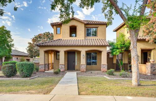 Relax Poolside! Home 6 Mi to Camelback Ranch - Foto 10