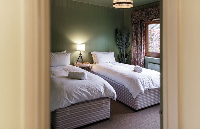 Charming 3BD Cotswolds Family Retreat - Photo 1