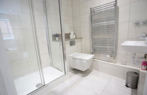 Spacious 3-Story Retreat with Rooftop Terrace and Modern Amenities - Foto 33